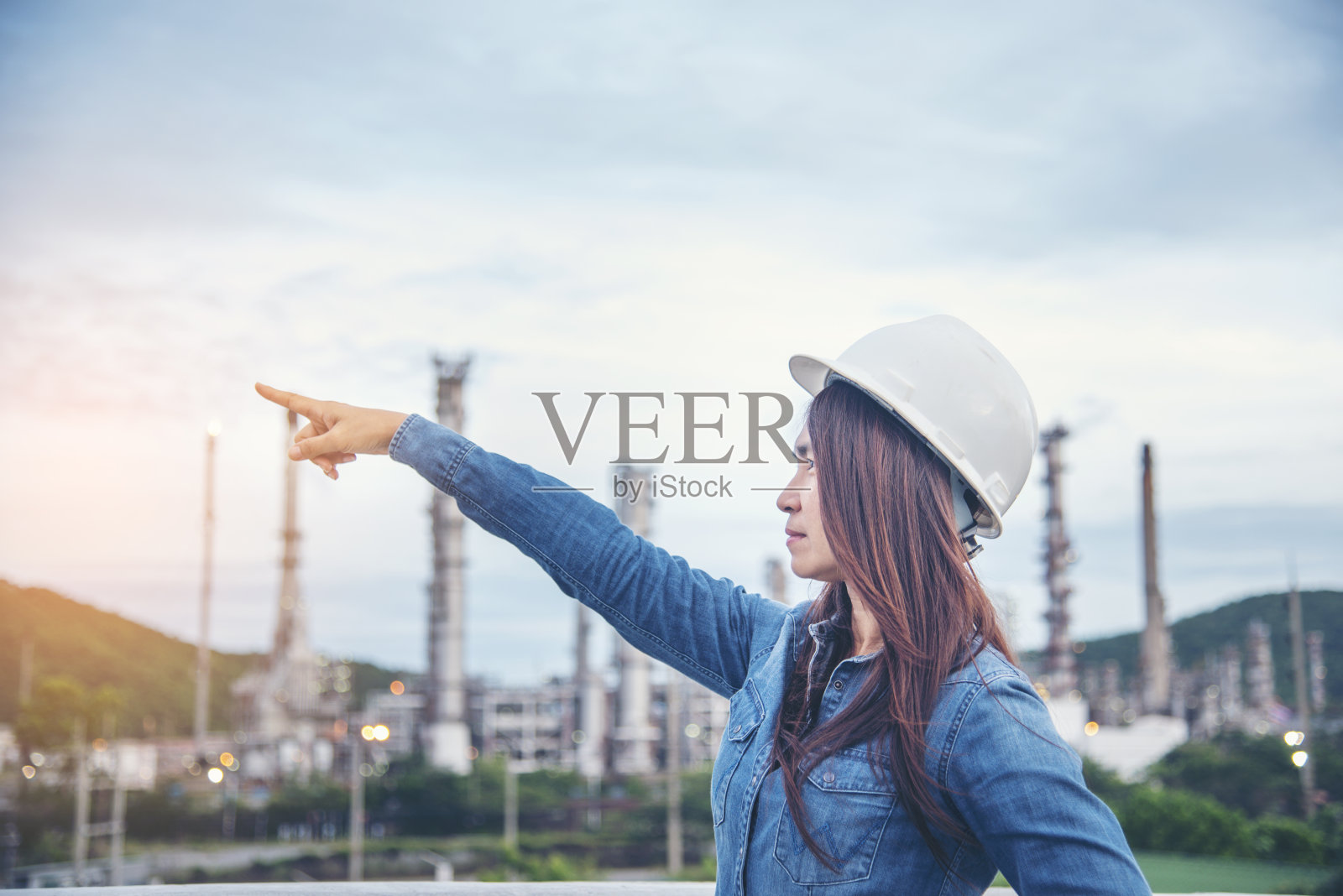 女工程师企业家建筑工业工人。女工程师在炼油厂制造工作。青年土木工程施工戴安全帽工地安全帽。照片摄影图片