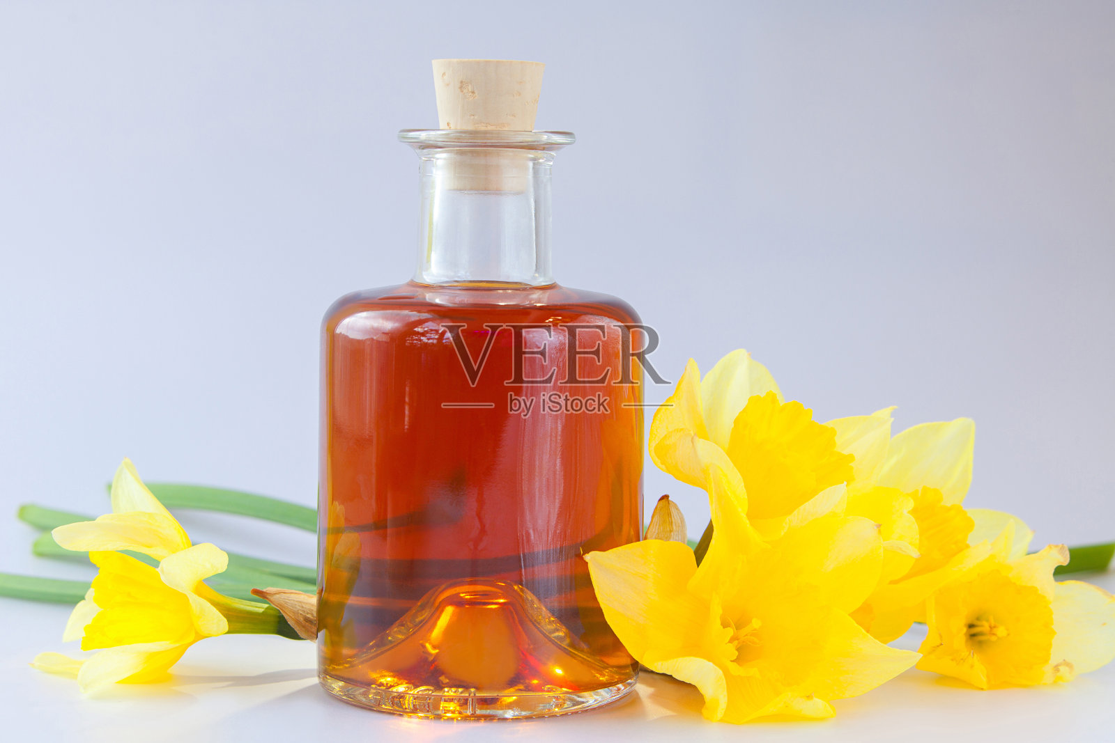 花的精华在美丽的白色玻璃瓶照片摄影图片