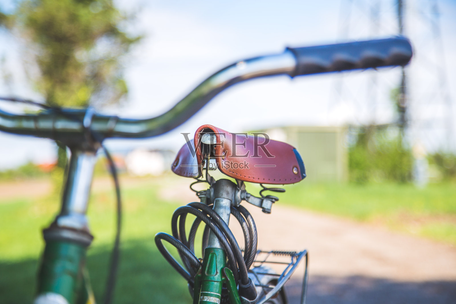 复古自行车座椅户外，夏日，模糊的背景照片摄影图片
