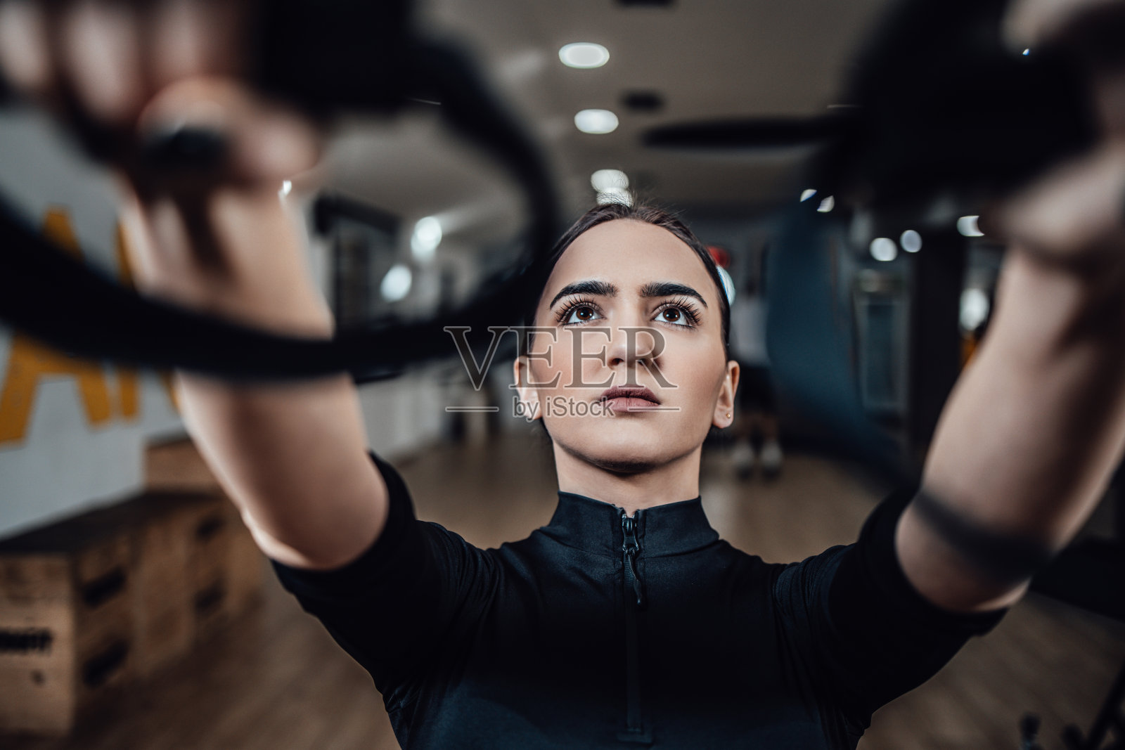 在健身房的个人重量训练照片摄影图片