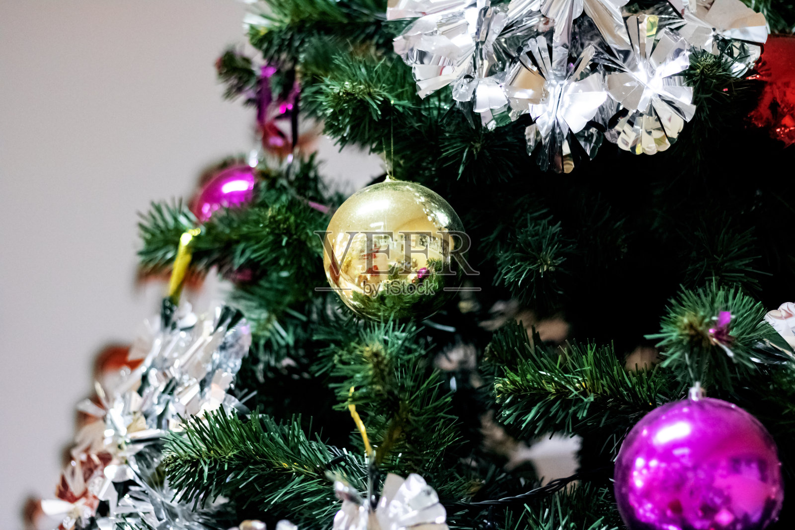 紫色和黄色球圣诞树玩具近距离照片摄影图片