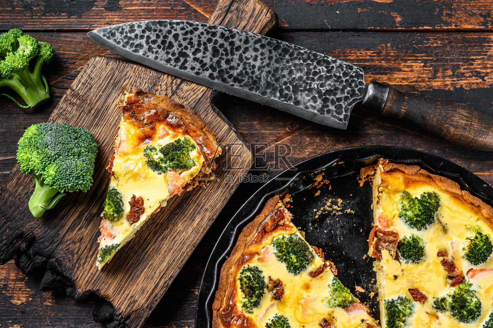 蛋饼配烟熏鲑鱼，花椰菜和菠菜。深色木制背景。俯视图照片摄影图片