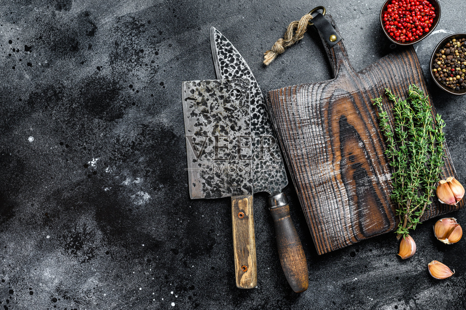 旧的切肉刀和带木砧板的刀。黑色背景。前视图。本空间照片摄影图片