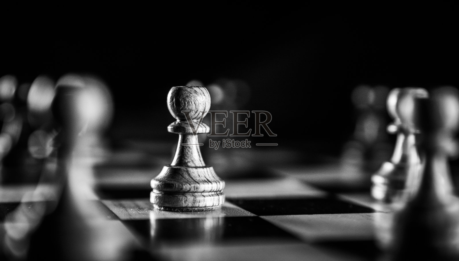 国际象棋比赛。棋盘上的一枚棋子。寻找策略。黑白概念图像。照片摄影图片