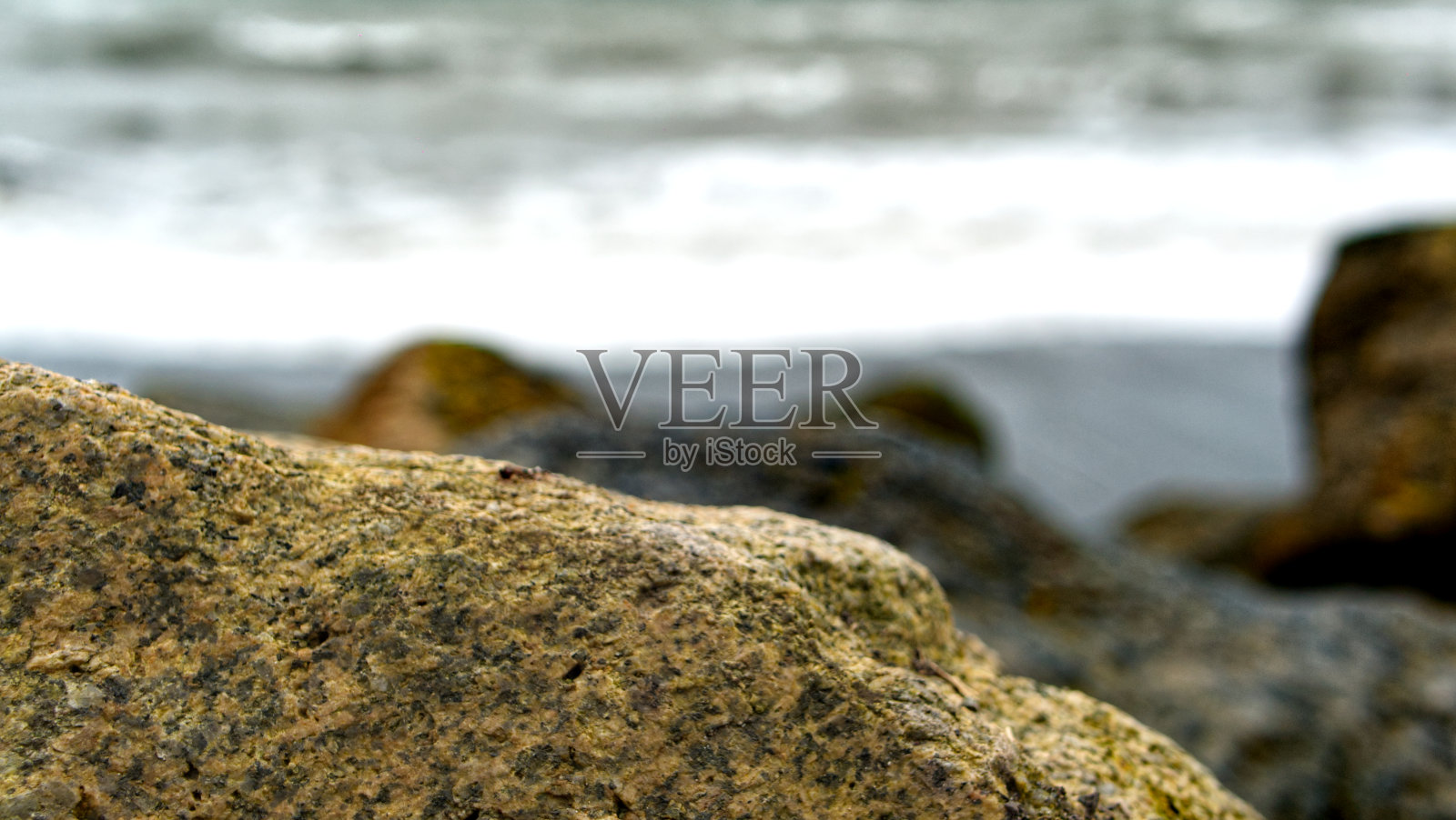 陆地风浪与人造海防照片摄影图片