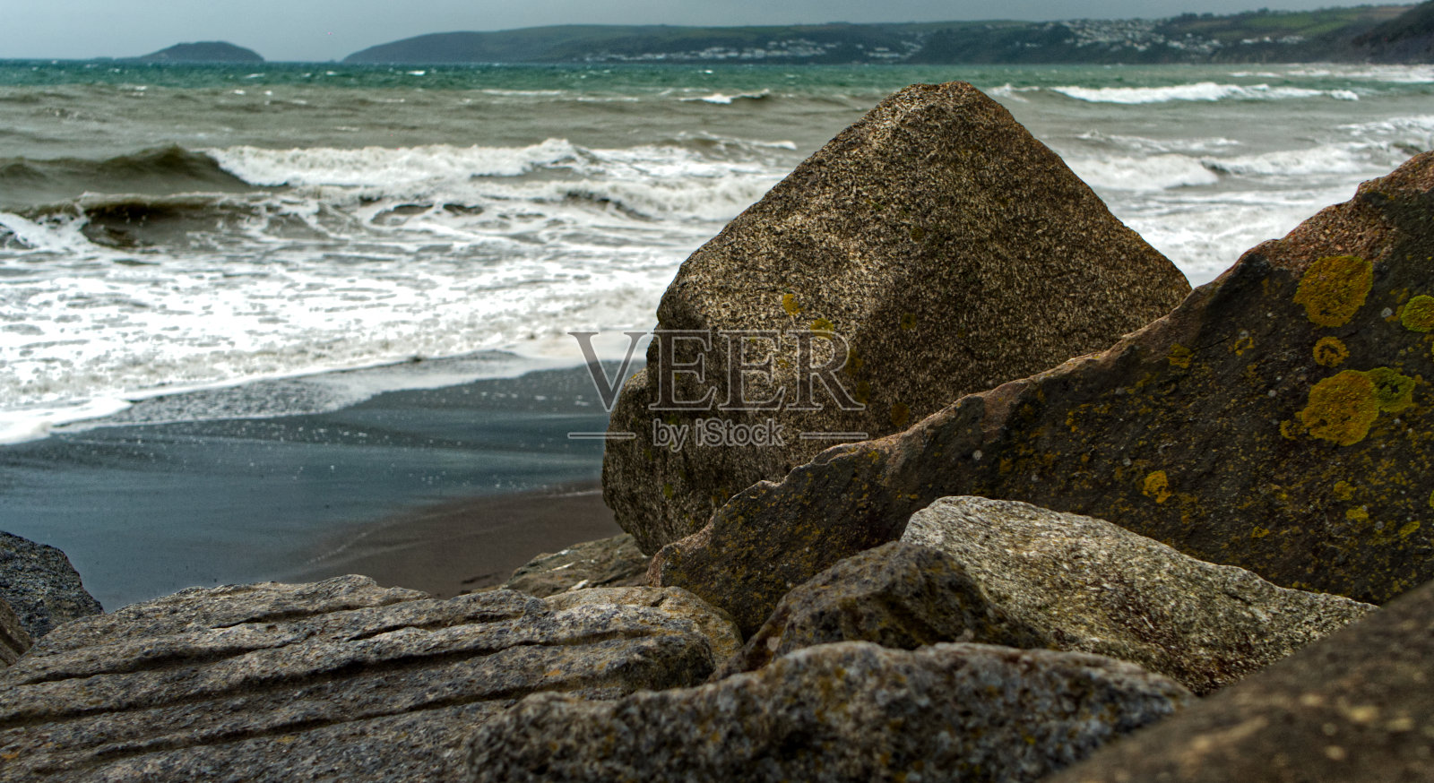 陆地风浪与人造海防照片摄影图片
