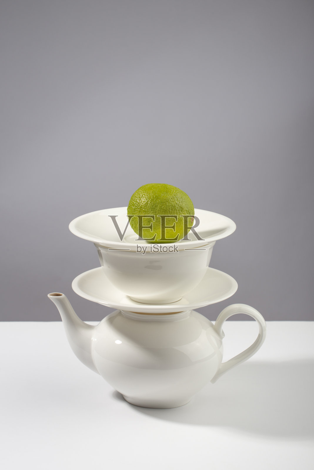 用柠檬做的茶的静物菜肴。照片摄影图片