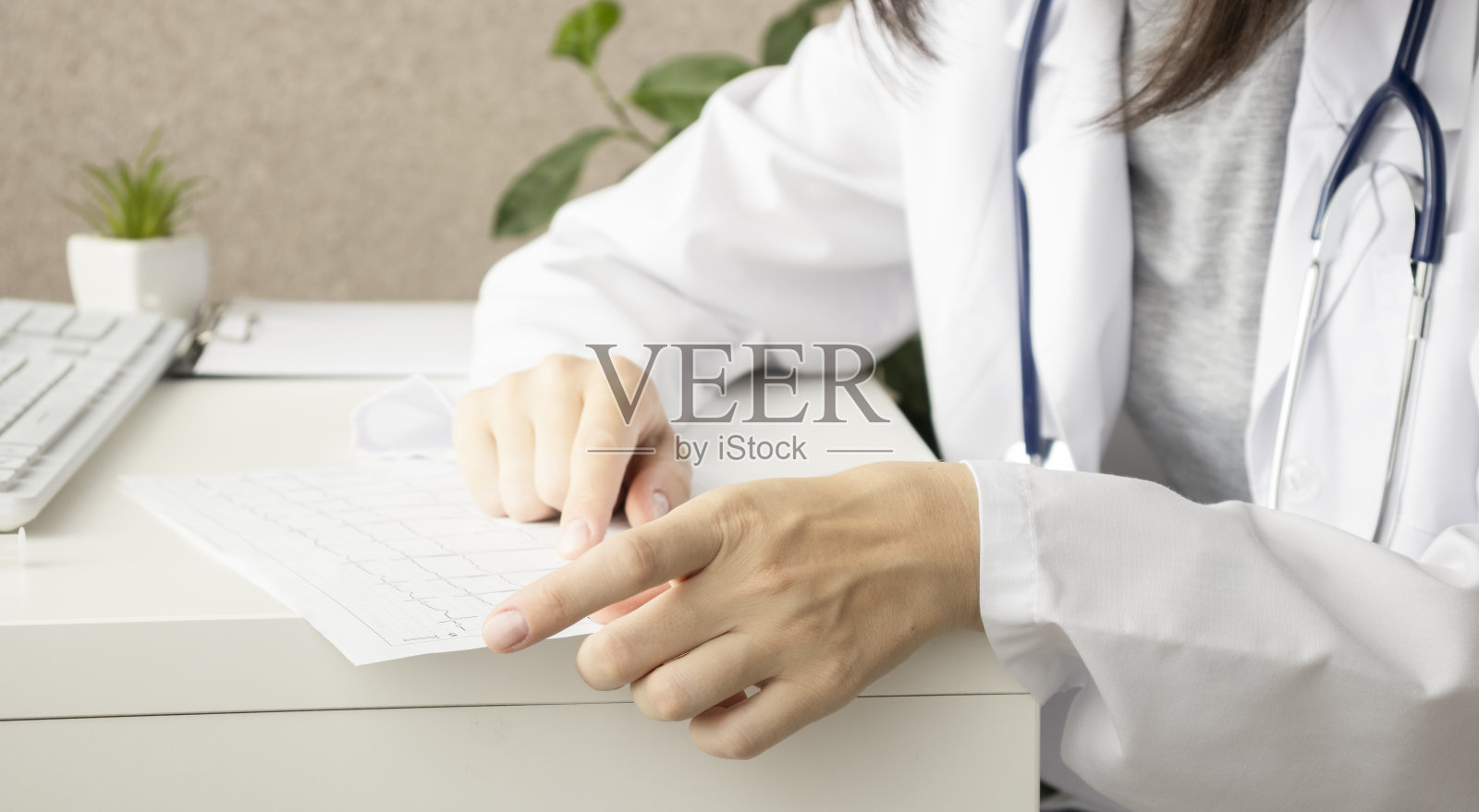 内科医生在办公室工作。听诊器的特写镜头。医生在医院办公室的台前电脑显示器上举手说明病人了解医疗保健的医疗概念照片摄影图片