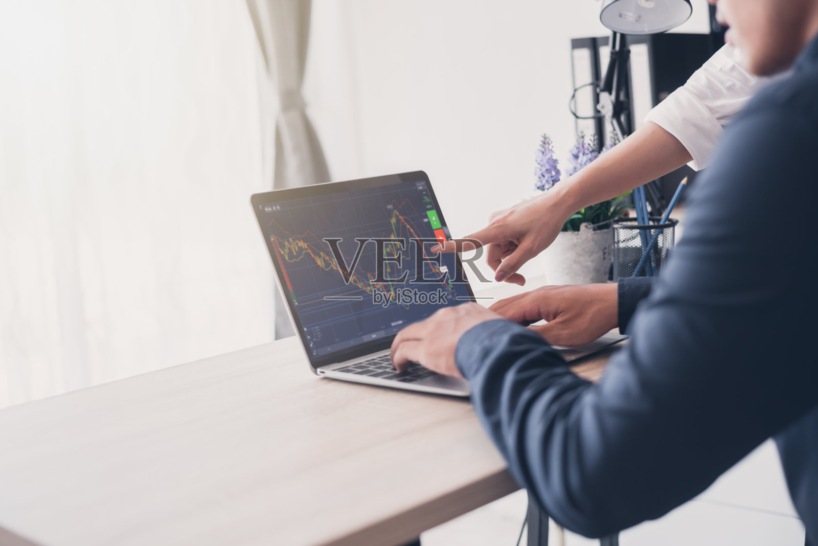 两个股票经纪人在电脑上看图表和指数。商业人士分析网上股票交易照片摄影图片