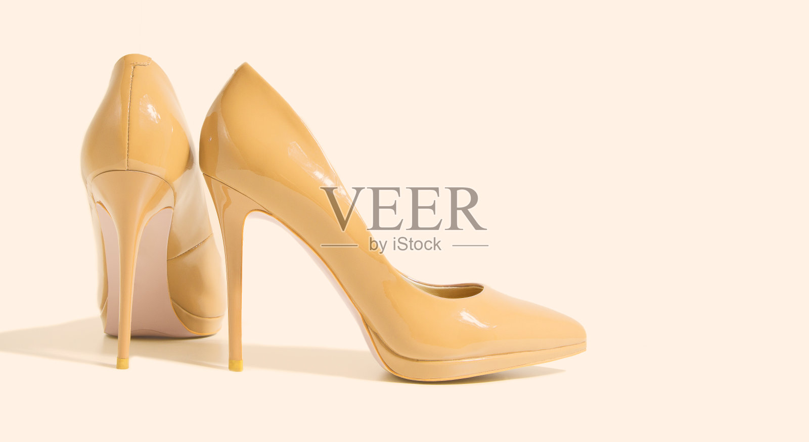 特写黄色女性漆皮鞋孤立光背景。高跟鞋鞋类型。夏季时尚购物理念。奢华，魅力派对女士衣柜配件。有选择性的重点。横幅照片摄影图片