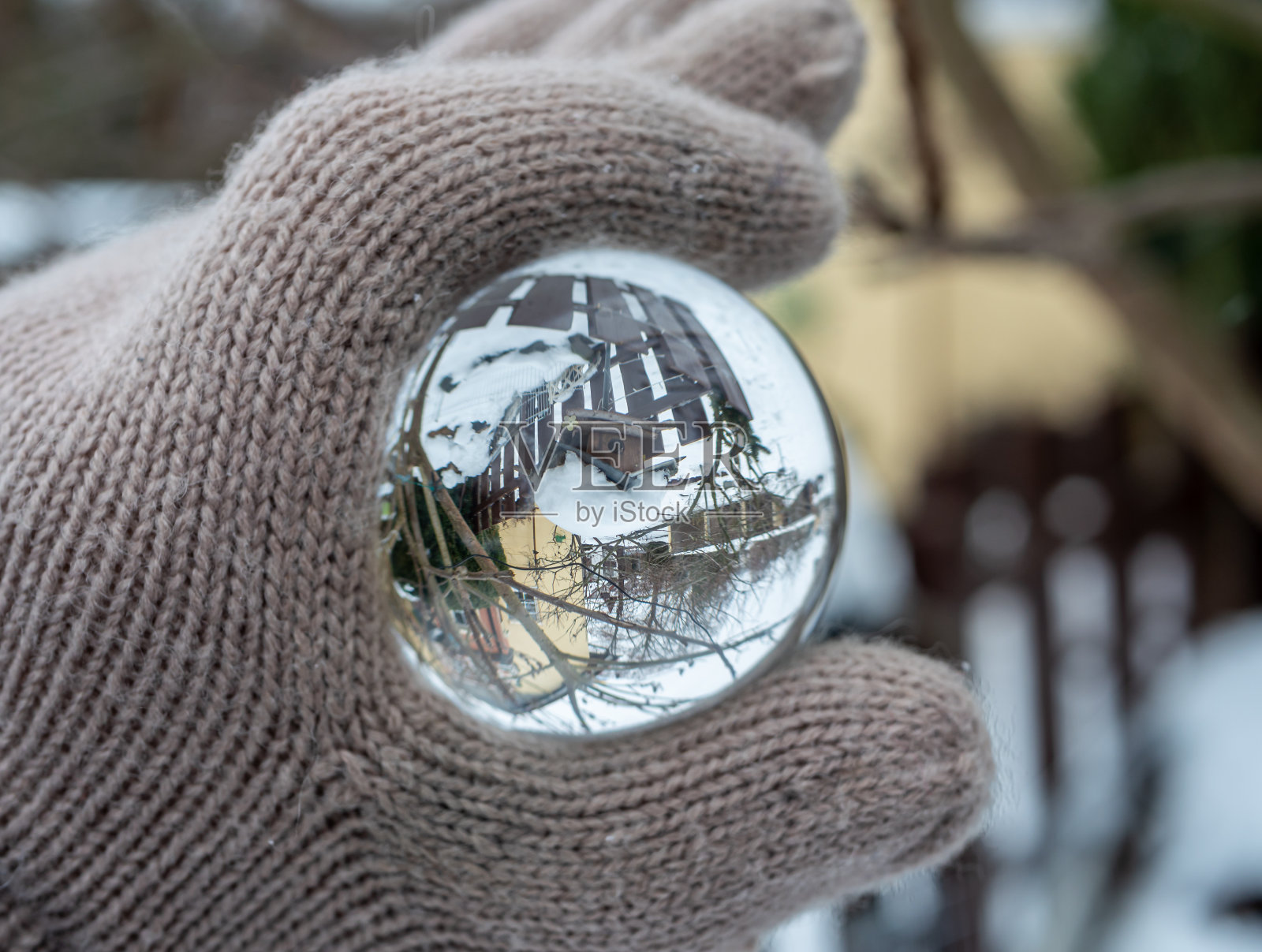 冬天的风景在花园里的一个玻璃球里照片摄影图片