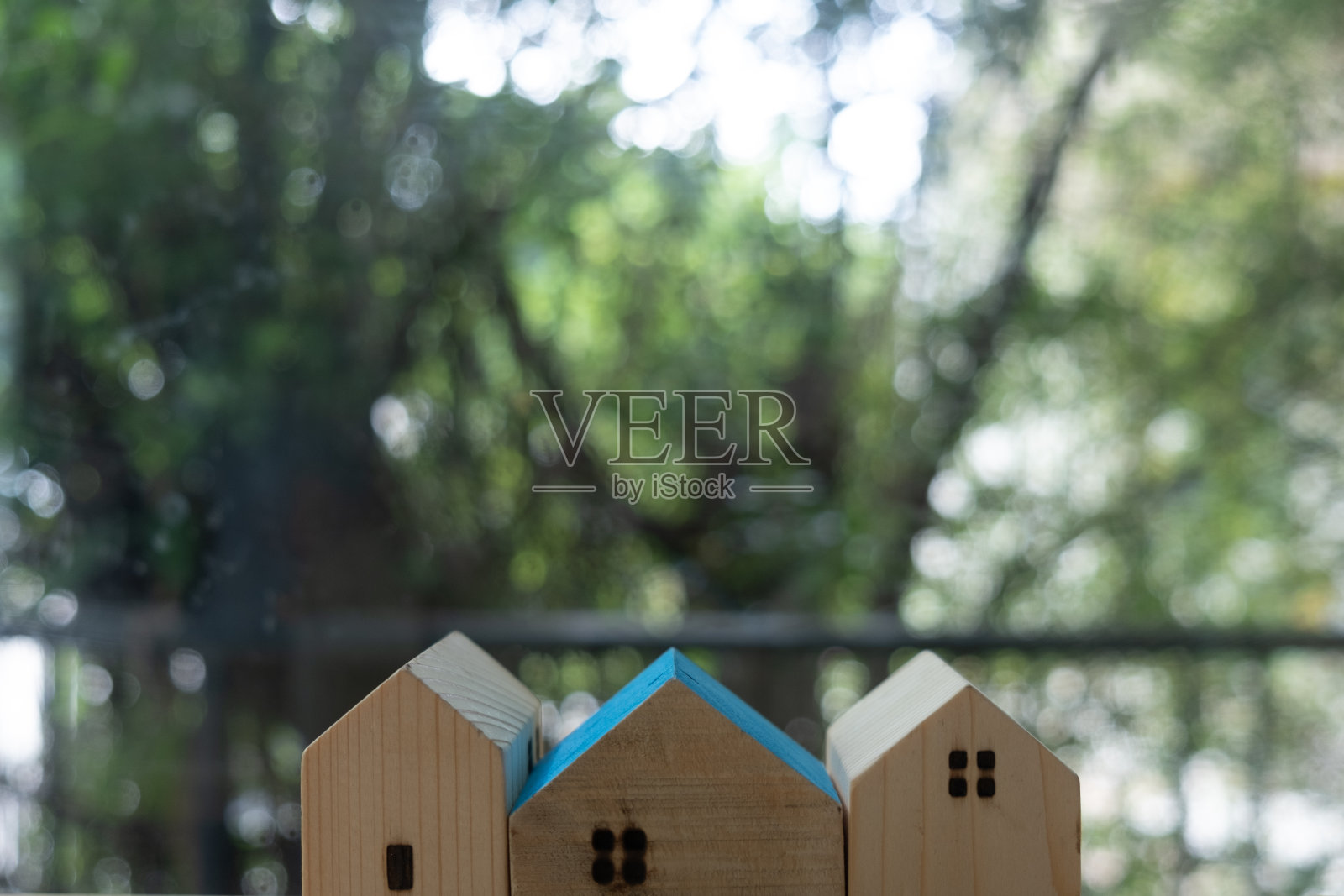 以美丽的自然为背景的木质微型住宅排。买房子的概念，房地产市场或抵押贷款。照片摄影图片