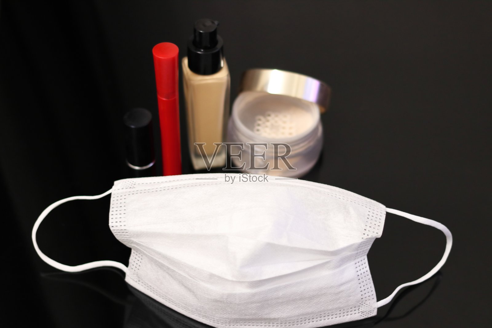 白色面膜和化妆品（粉底、口红等）照片摄影图片