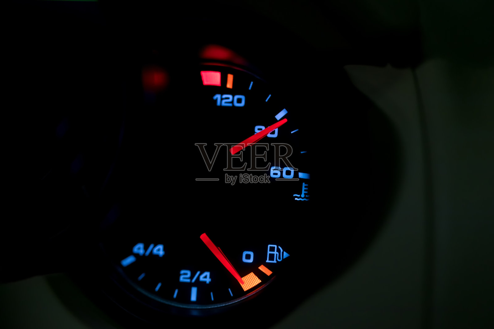 汽车仪表板上的空油警告灯。燃油泵图标。汽油表仪表板在汽车与数字警告标志耗尽燃料打开。速度表上显示有低油位。照片摄影图片