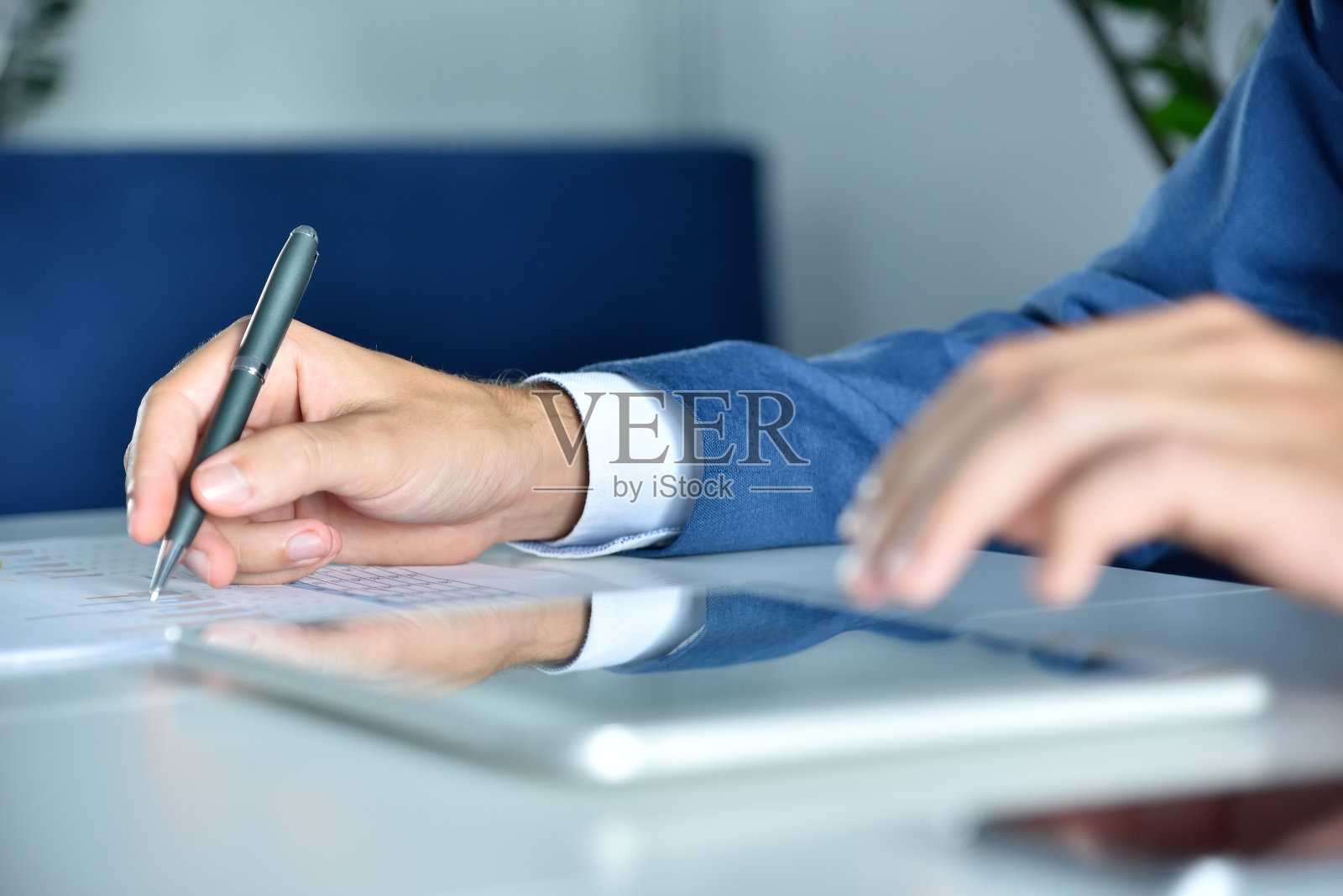 财务审计员在办公室工作，分析财务结果。照片摄影图片