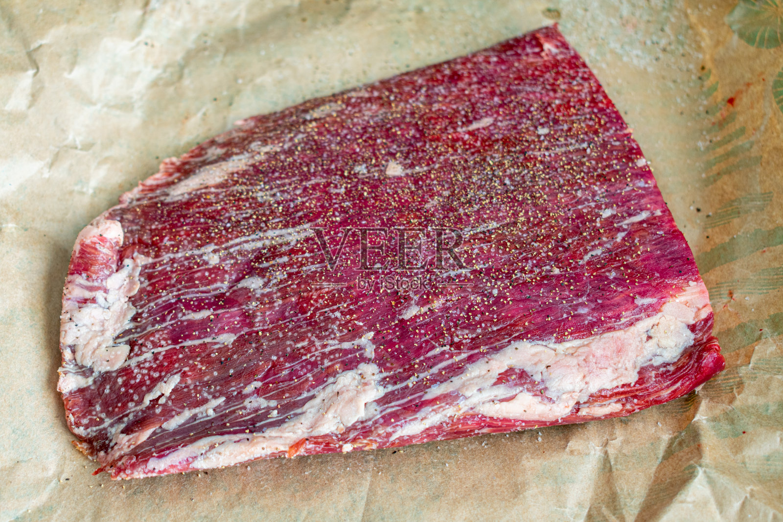 肉铺纸上的生牛腩牛排照片摄影图片