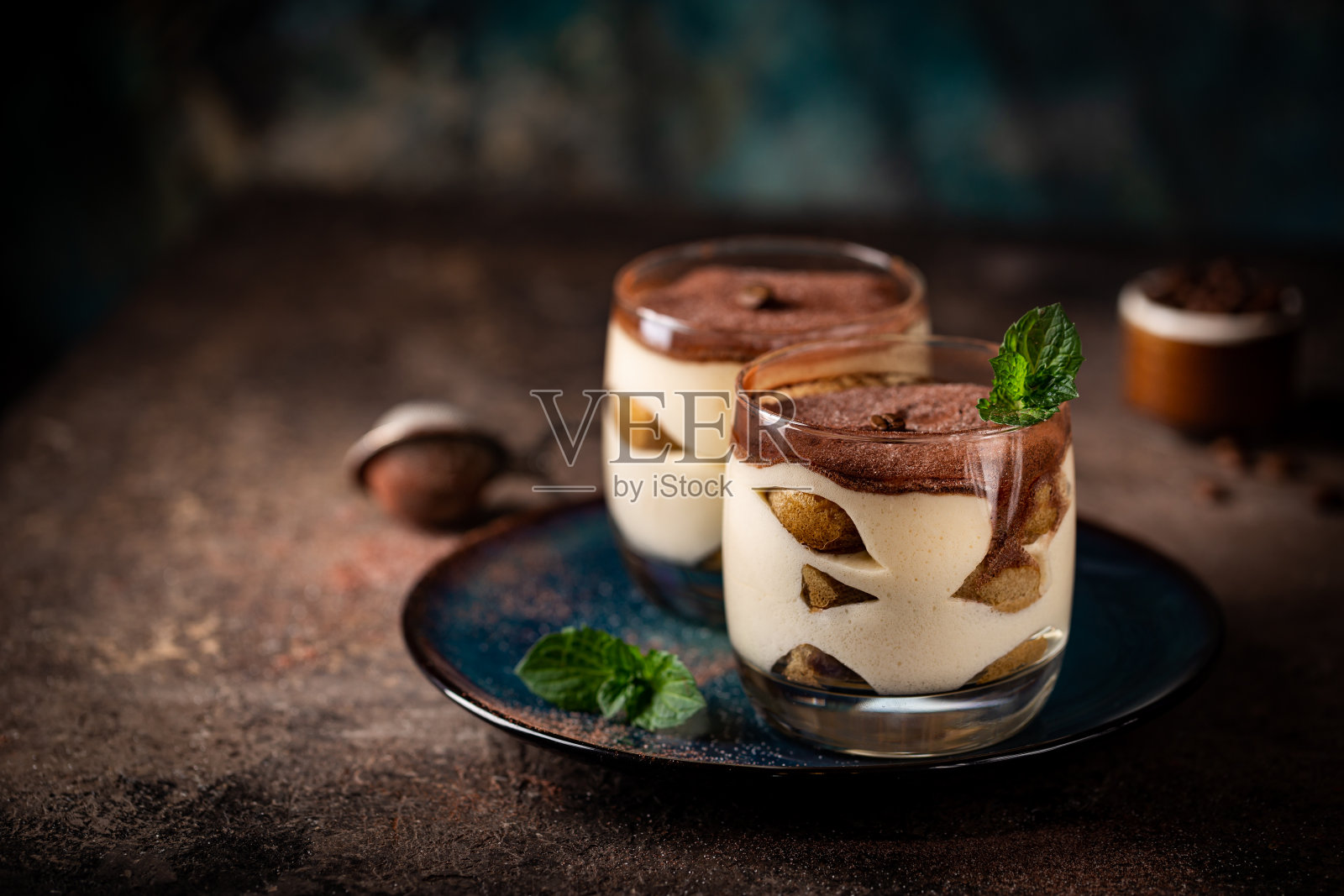 传统的意大利甜点提拉米苏照片摄影图片