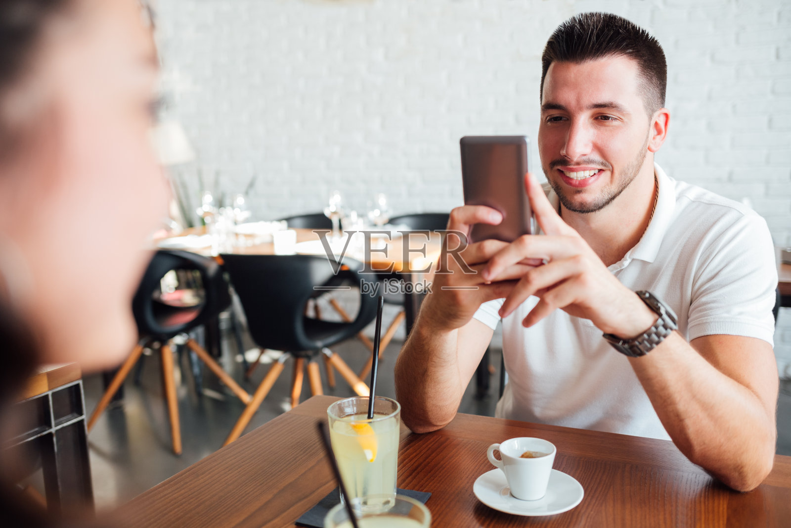男人拍美女照片摄影图片