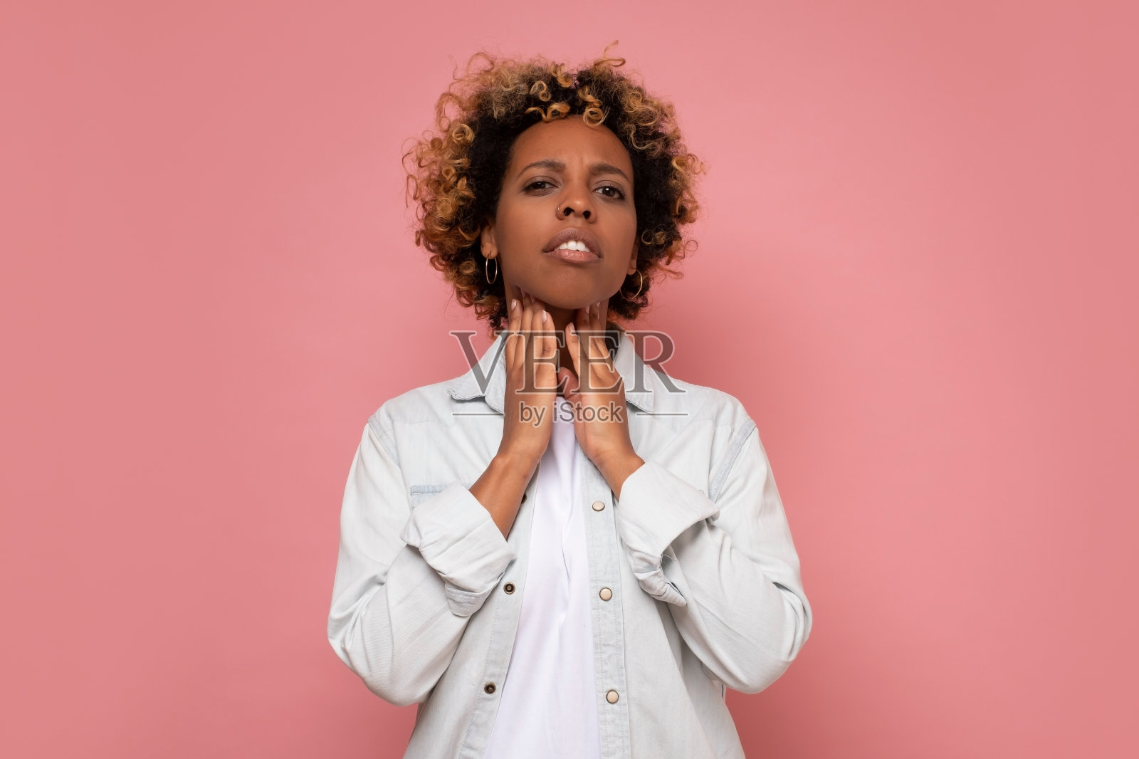 年轻的非洲裔美国妇女卷发接触疼痛的脖子，喉咙痛的流感。照片摄影图片