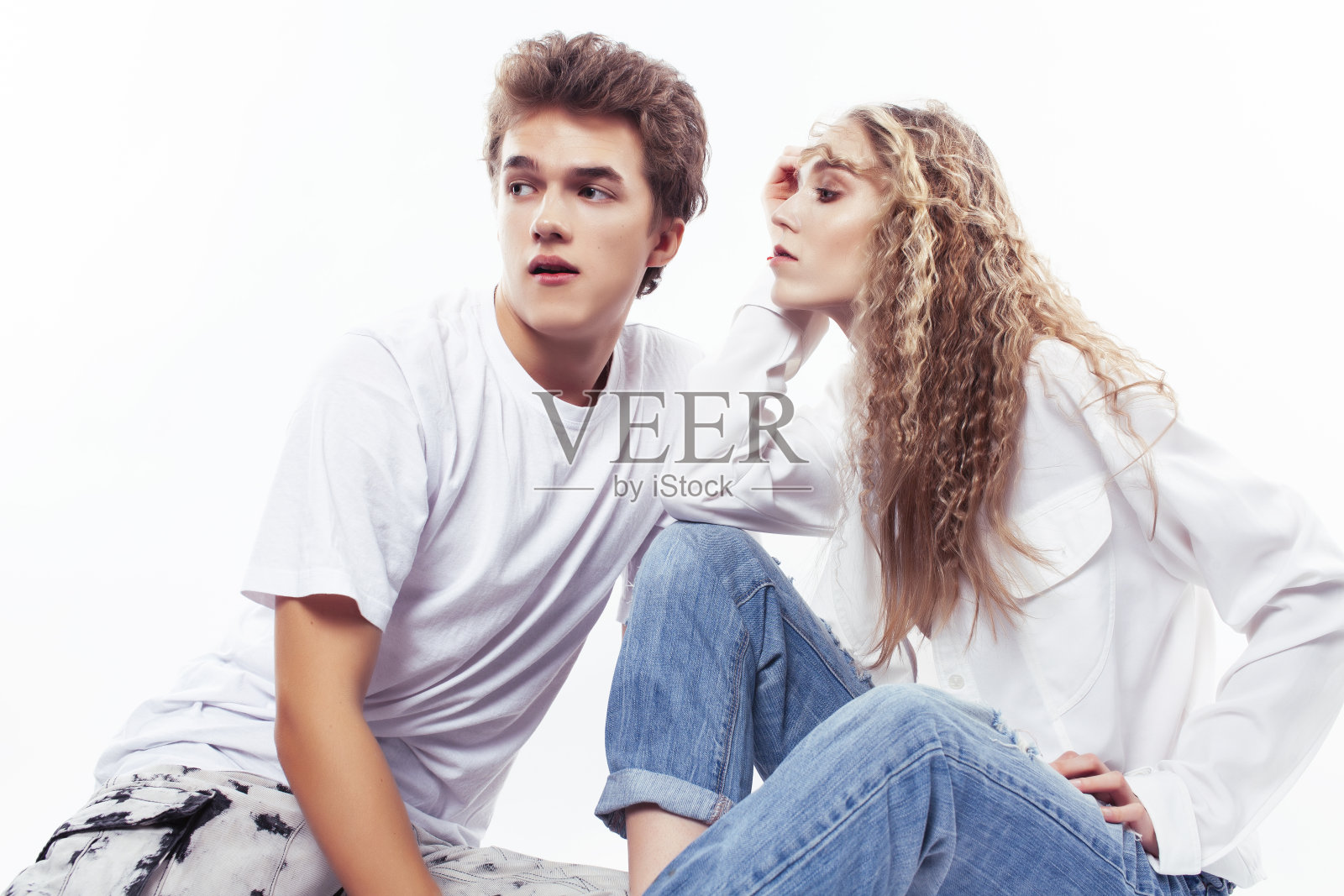 年轻漂亮的夫妇一起摆出欢快的孤立在白色的背景下，生活方式人们的概念，快乐的男孩和女孩照片摄影图片