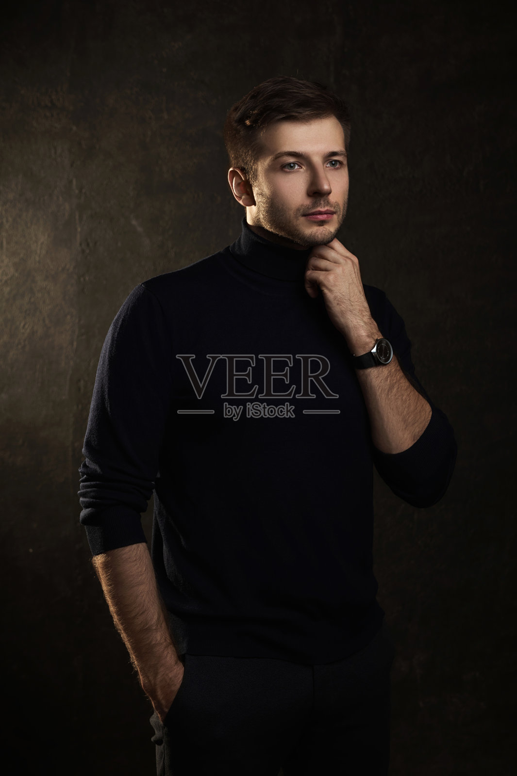 穿着马球领的帅气小伙照片摄影图片