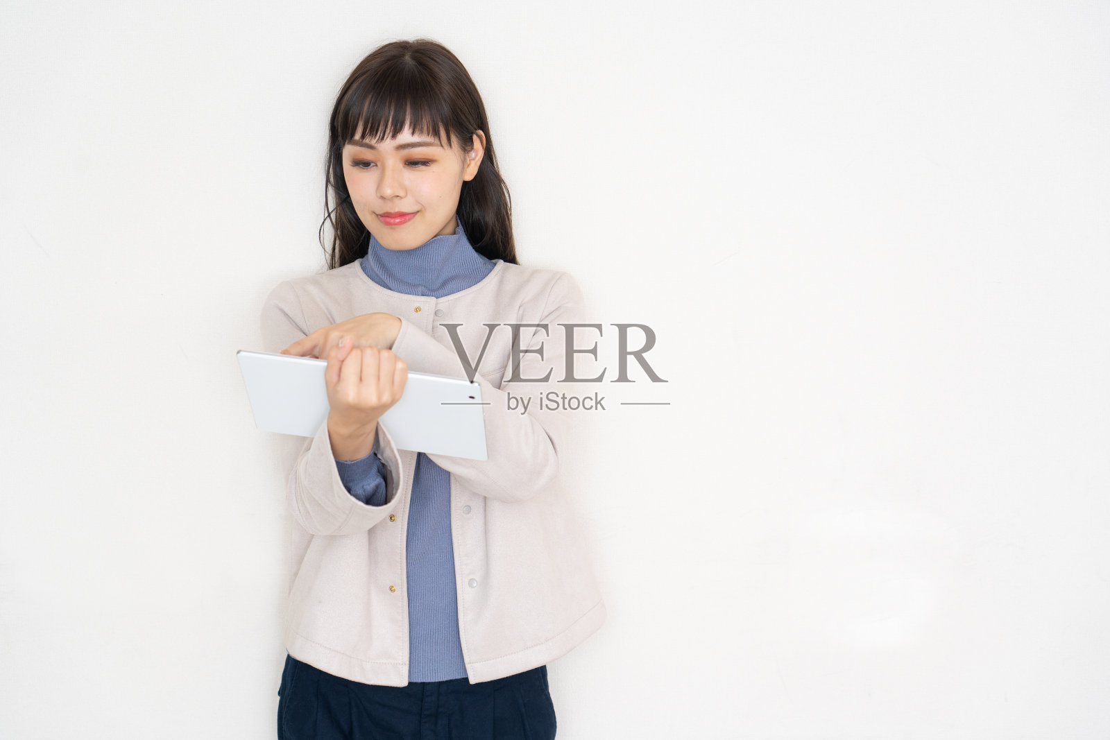 女性使用平板电脑照片摄影图片