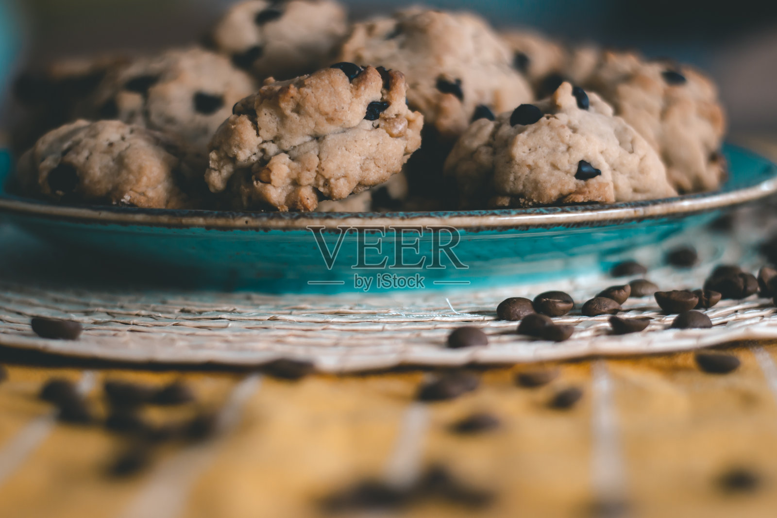 桌上放着美味的自制咖啡饼干，旁边放着咖啡。照片摄影图片