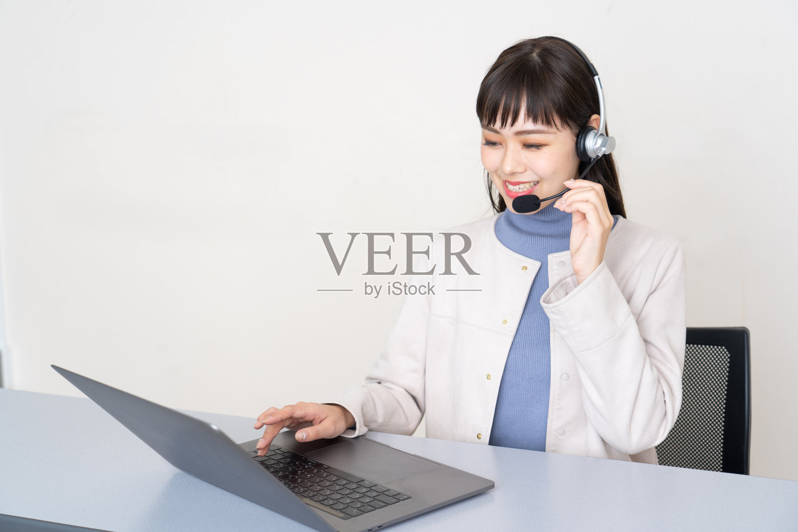 戴耳机的女人照片摄影图片