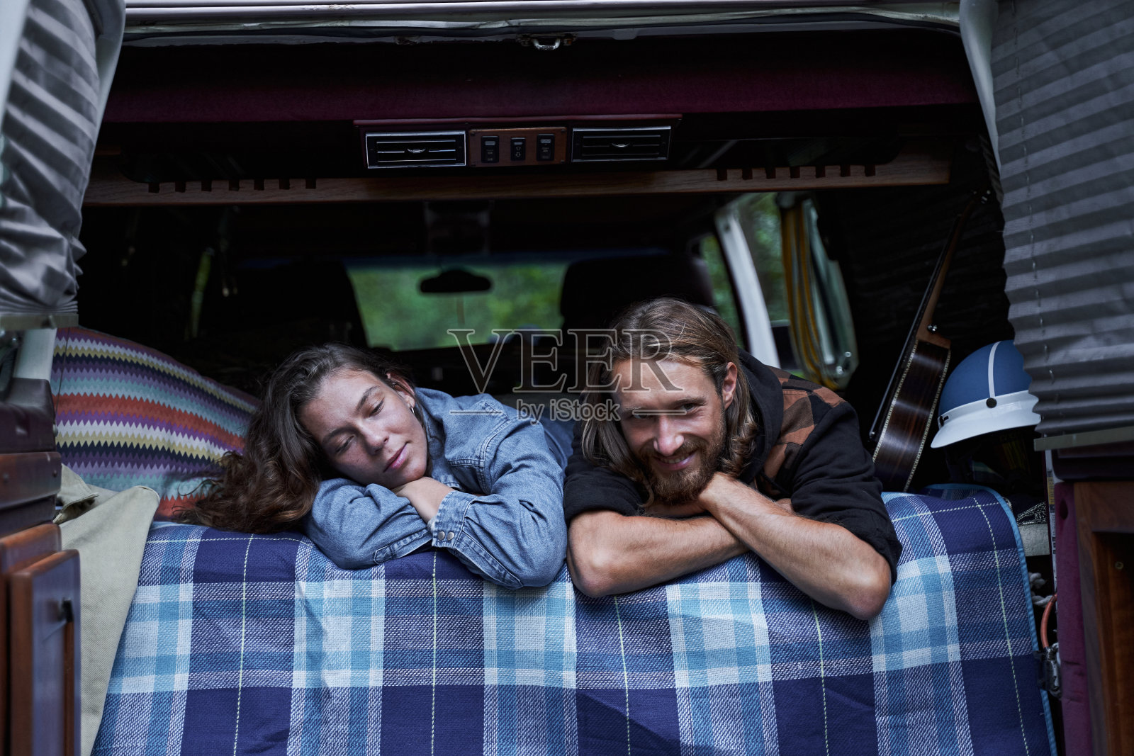 一对夫妇趴着照片摄影图片