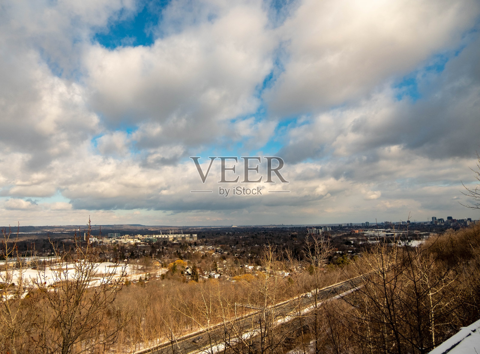 望着加拿大安大略省汉密尔顿的蓝天白云。照片摄影图片