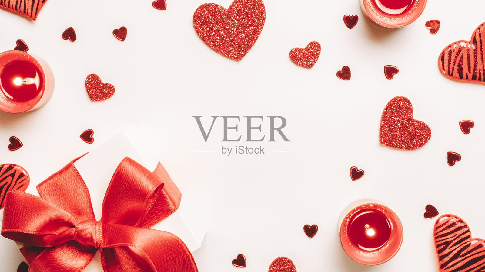 情人节的心，浪漫的礼盒，白色背景上的红色爱情蜡烛。圣瓦伦丁，母亲节，生日贺卡，请柬，庆祝概念。照片摄影图片