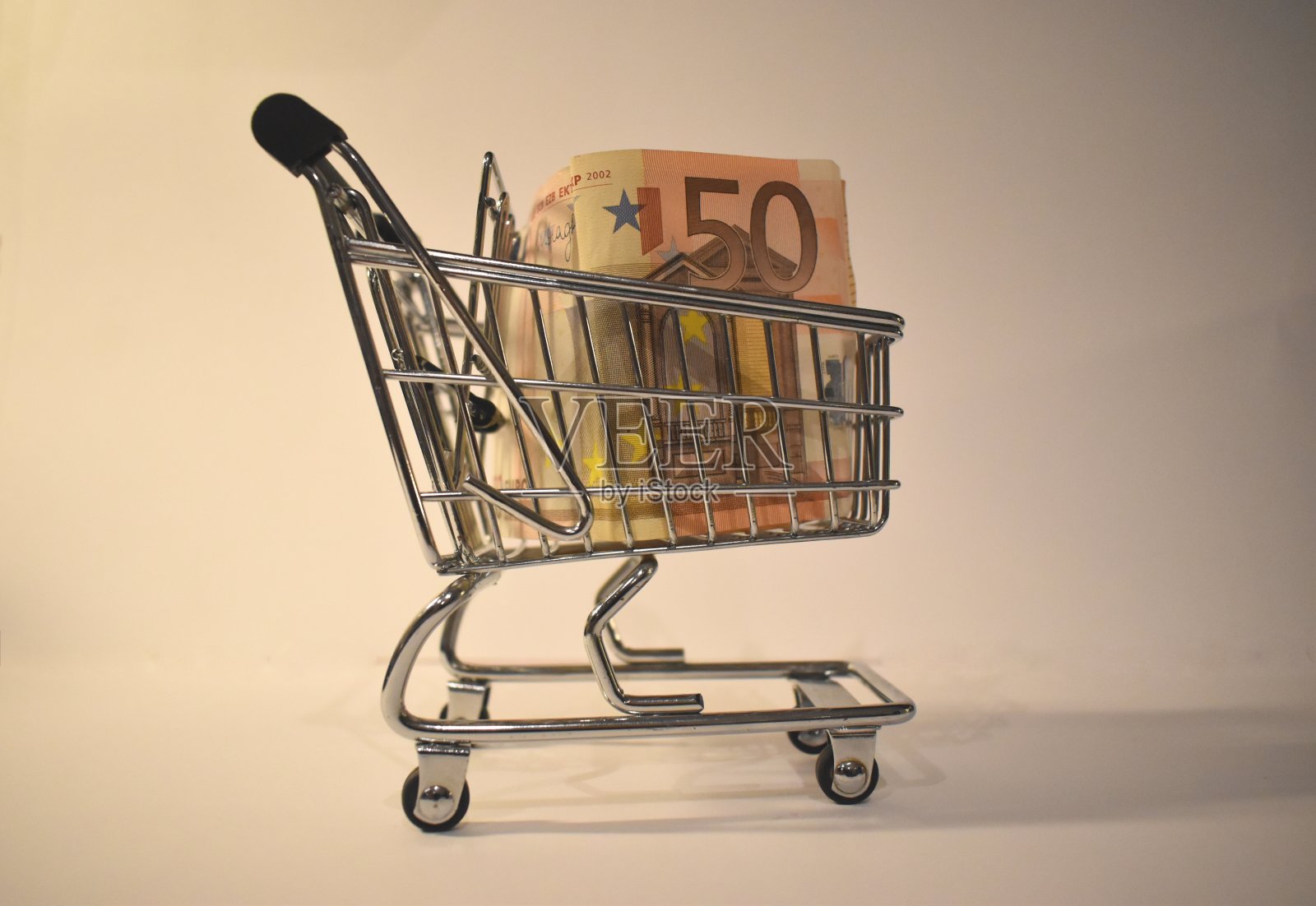 购物车和欧元。这一概念显示出基本购物成本增加，而很大一部分人口面临收入损失。照片摄影图片