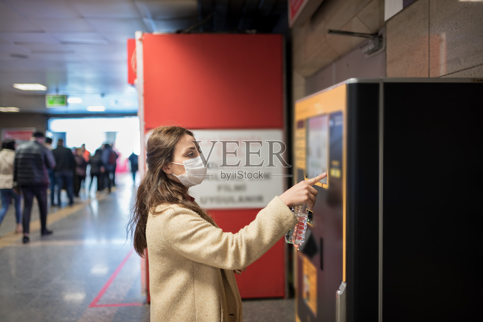 美丽女孩的肖像戴着防护医用口罩照片摄影图片
