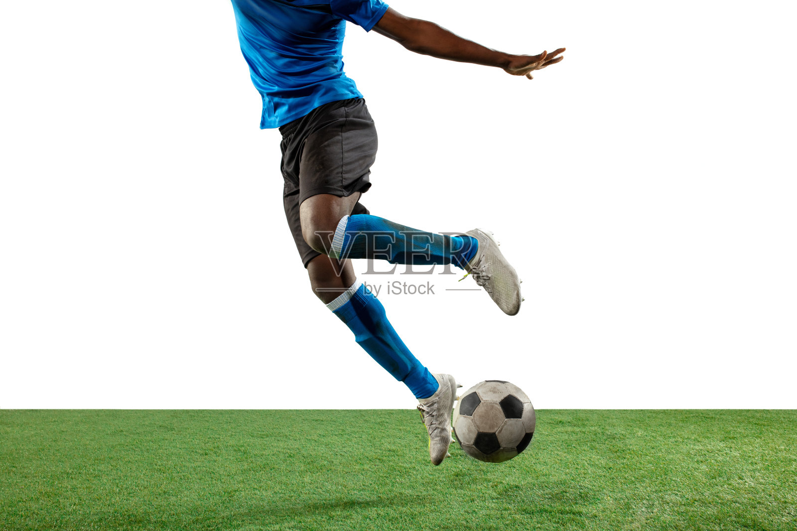 近距离的职业足球运动员的腿，足球运动员在球场上争夺球孤立的白色背景照片摄影图片