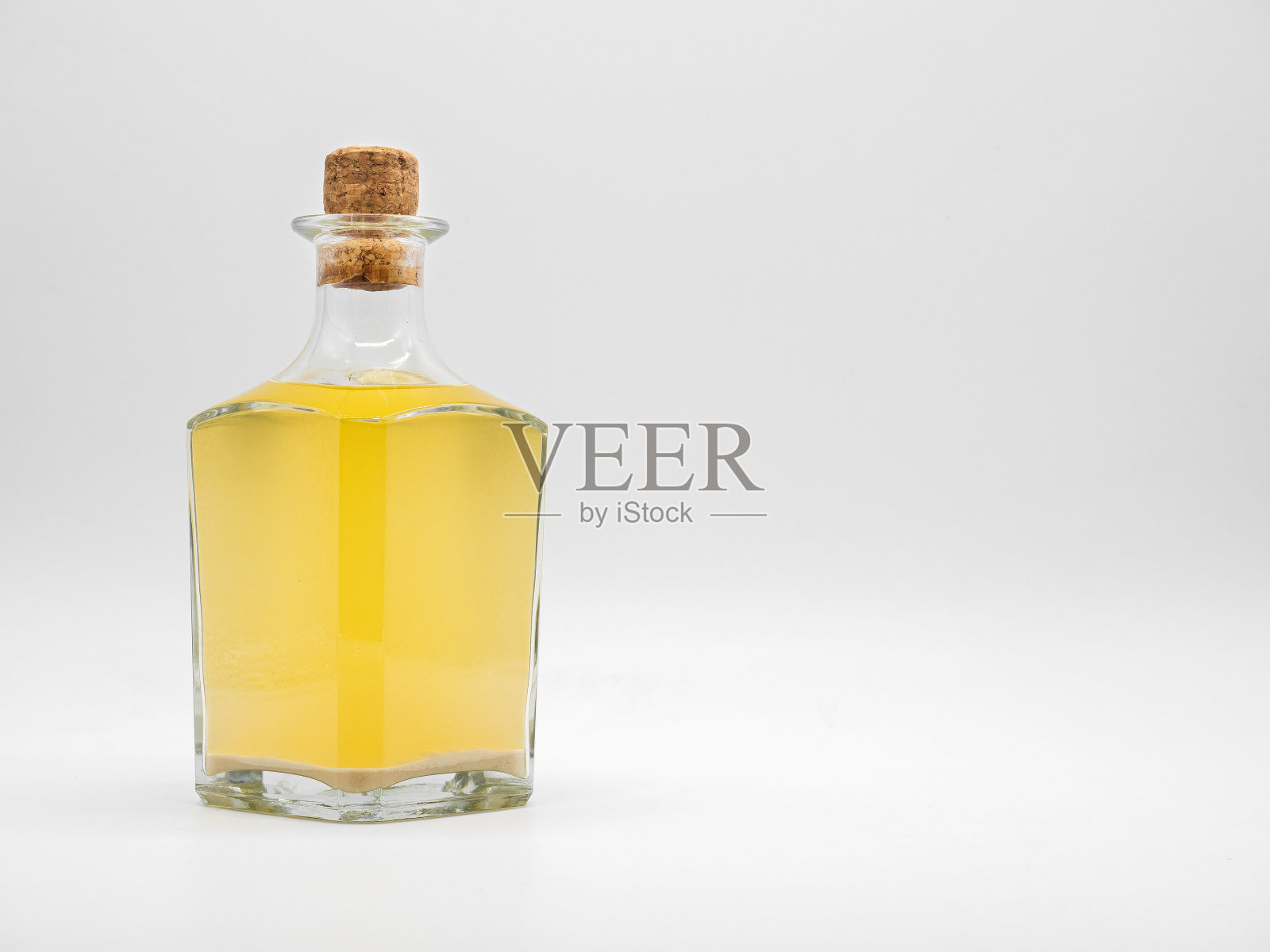 装有酒精饮料的玻璃瓶，瓶盖封闭，孤立在白色背景上。照片摄影图片