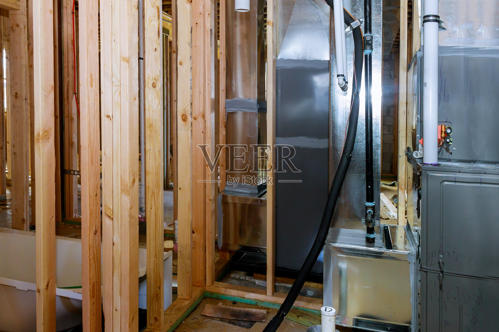 新建住宅，地下室安装供暖系统照片摄影图片