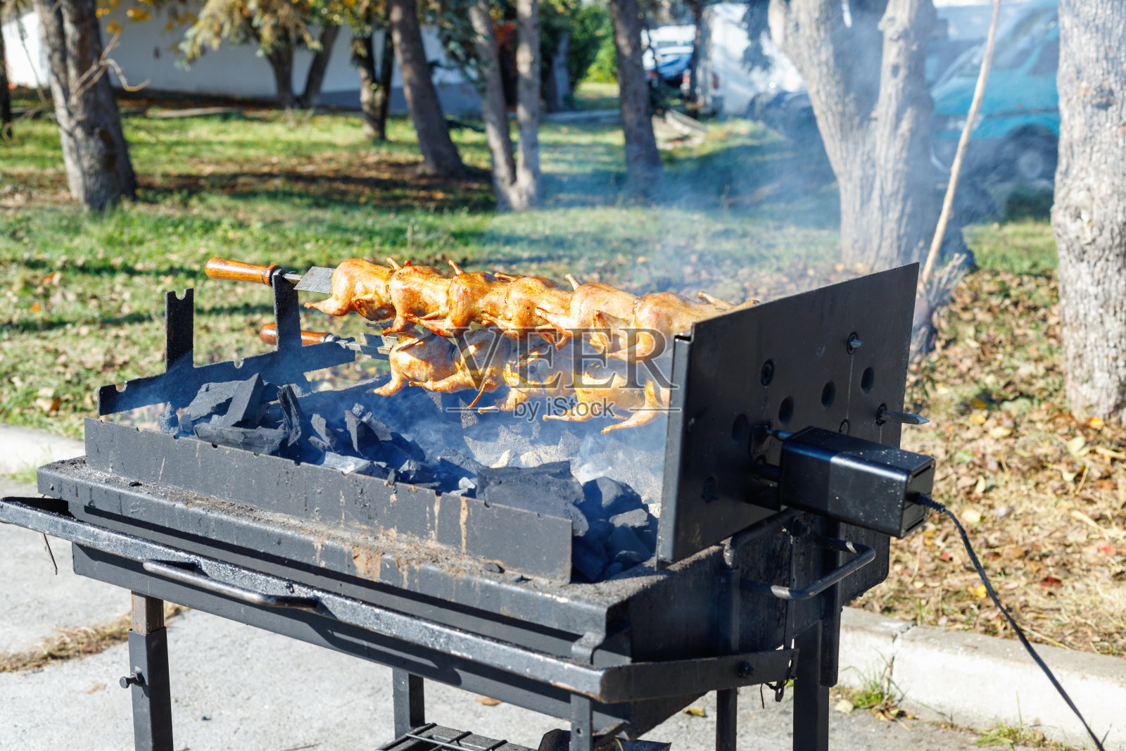 烤鸡烧烤出售照片摄影图片