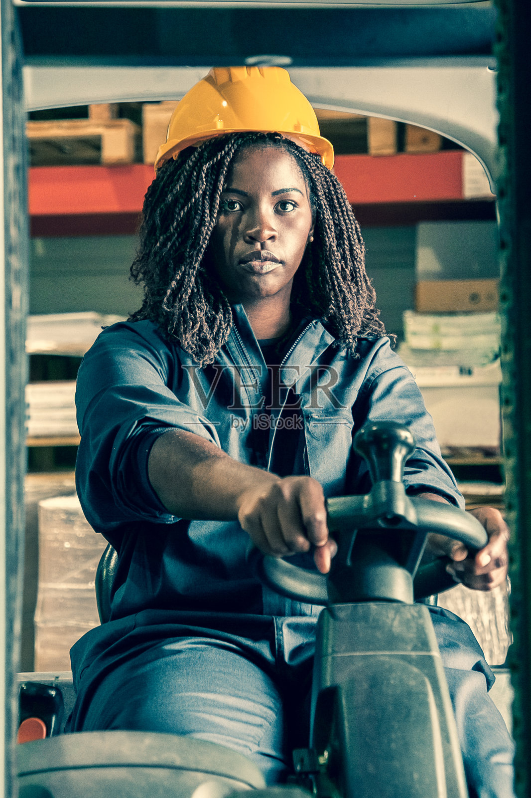 戴安全帽的黑色女仓库工人照片摄影图片