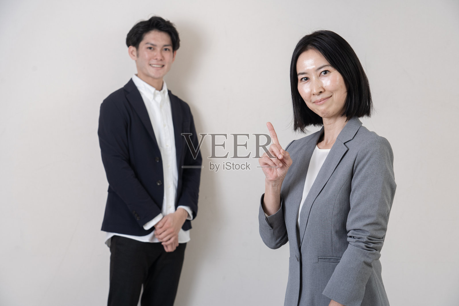 一个商人站在墙前照片摄影图片