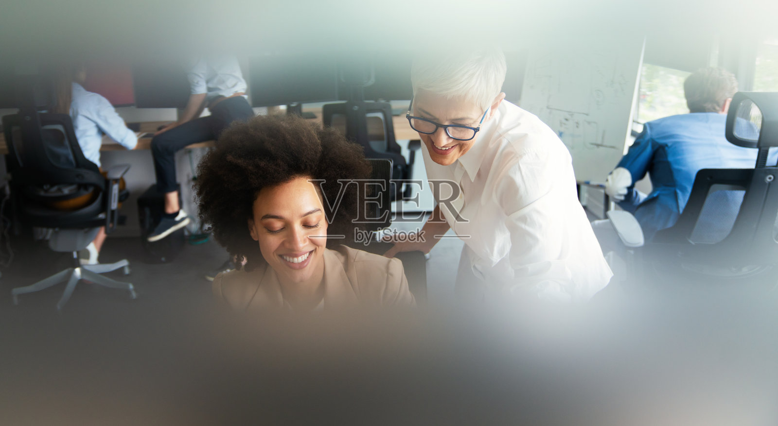 商务人员在电脑上工作的办公室照片摄影图片