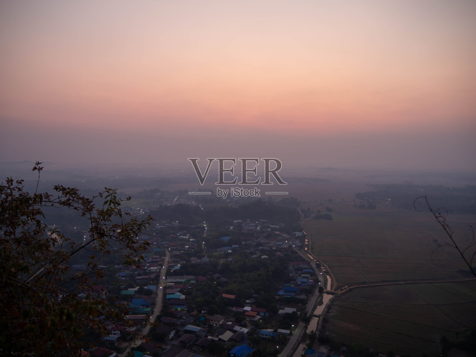 城市的灯光和早晨的天空照片摄影图片