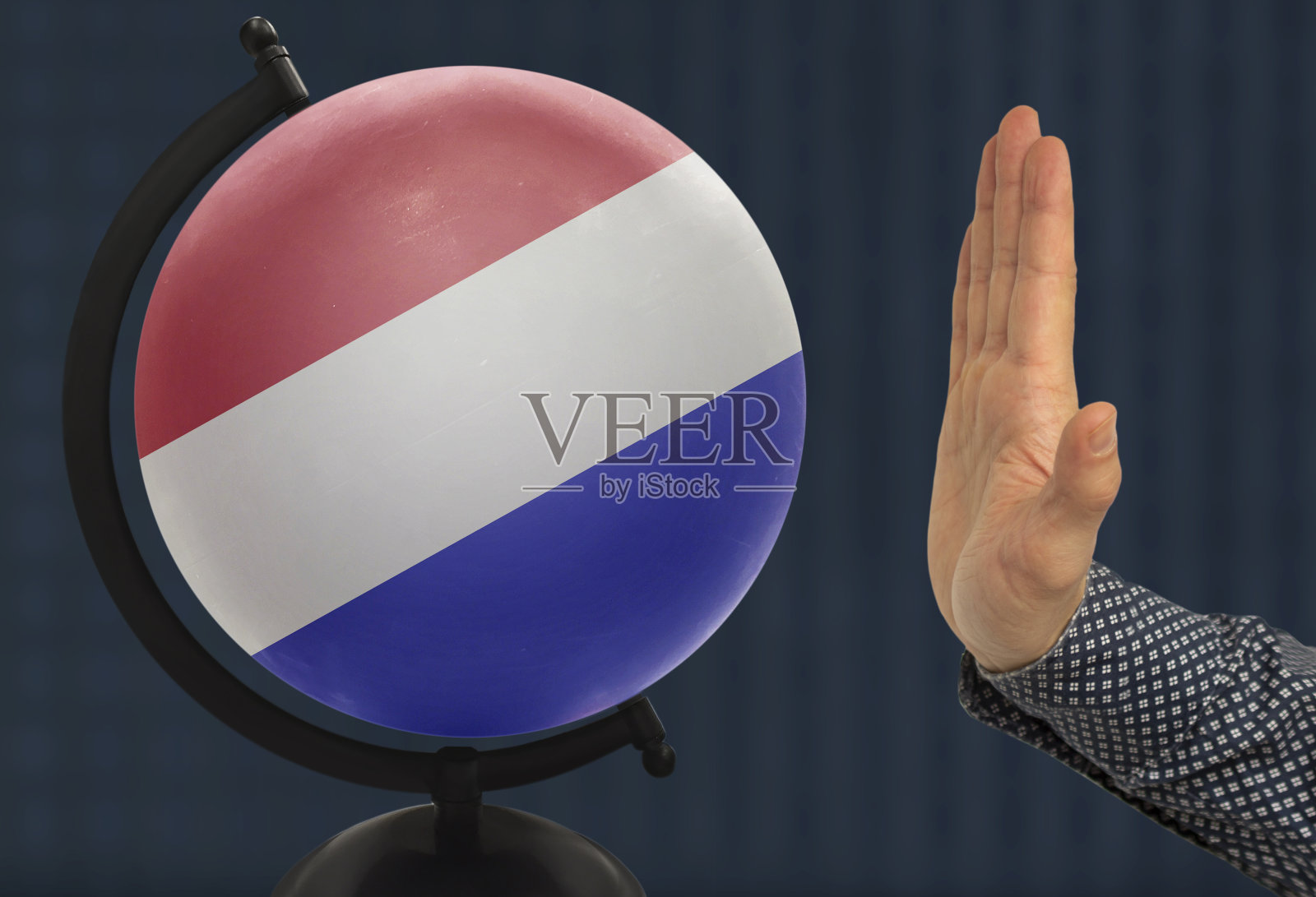 一个男性的手势，描绘了一个彩色的荷兰国旗，警告全球照片摄影图片