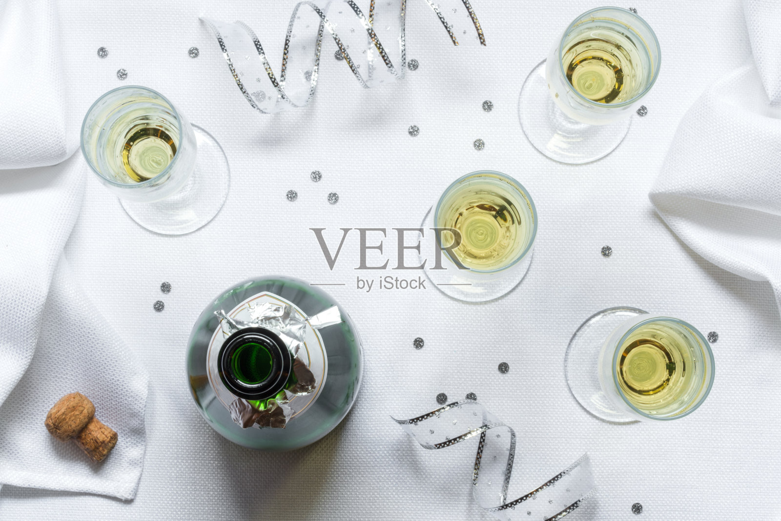 有槽高脚杯的香槟照片摄影图片