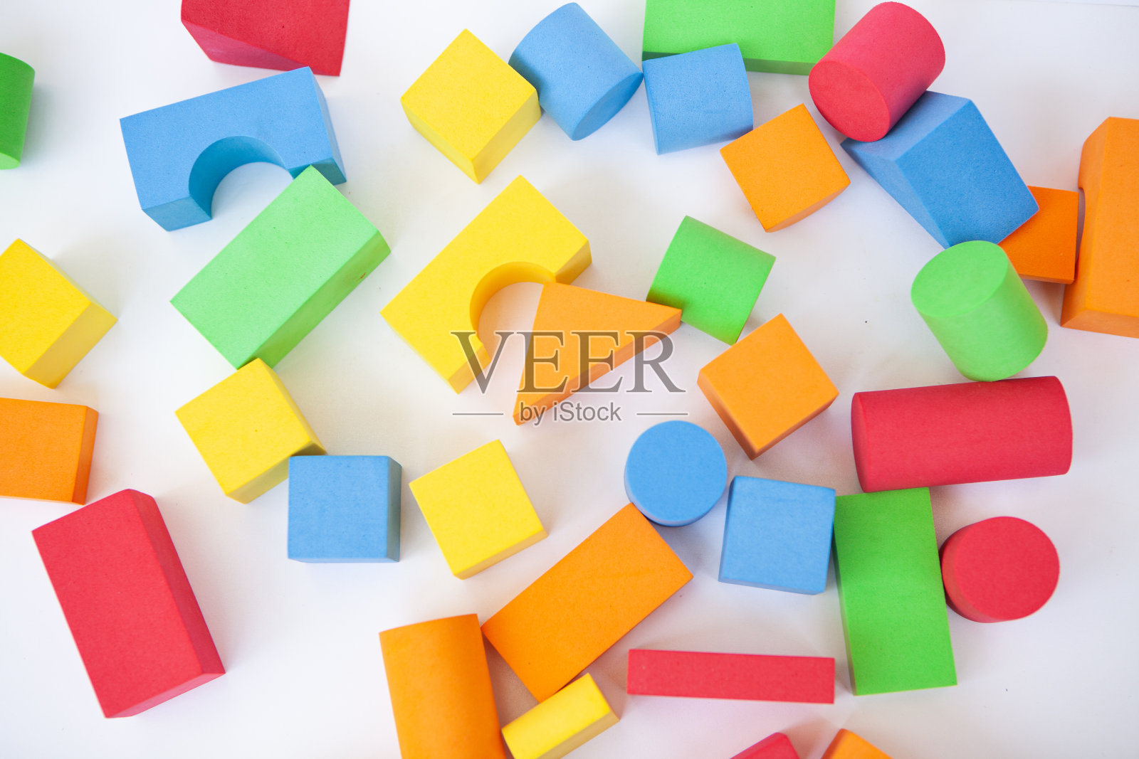 明亮多色的细节设计师。白色背景的儿童玩具。背景彩色玩具人物。照片摄影图片