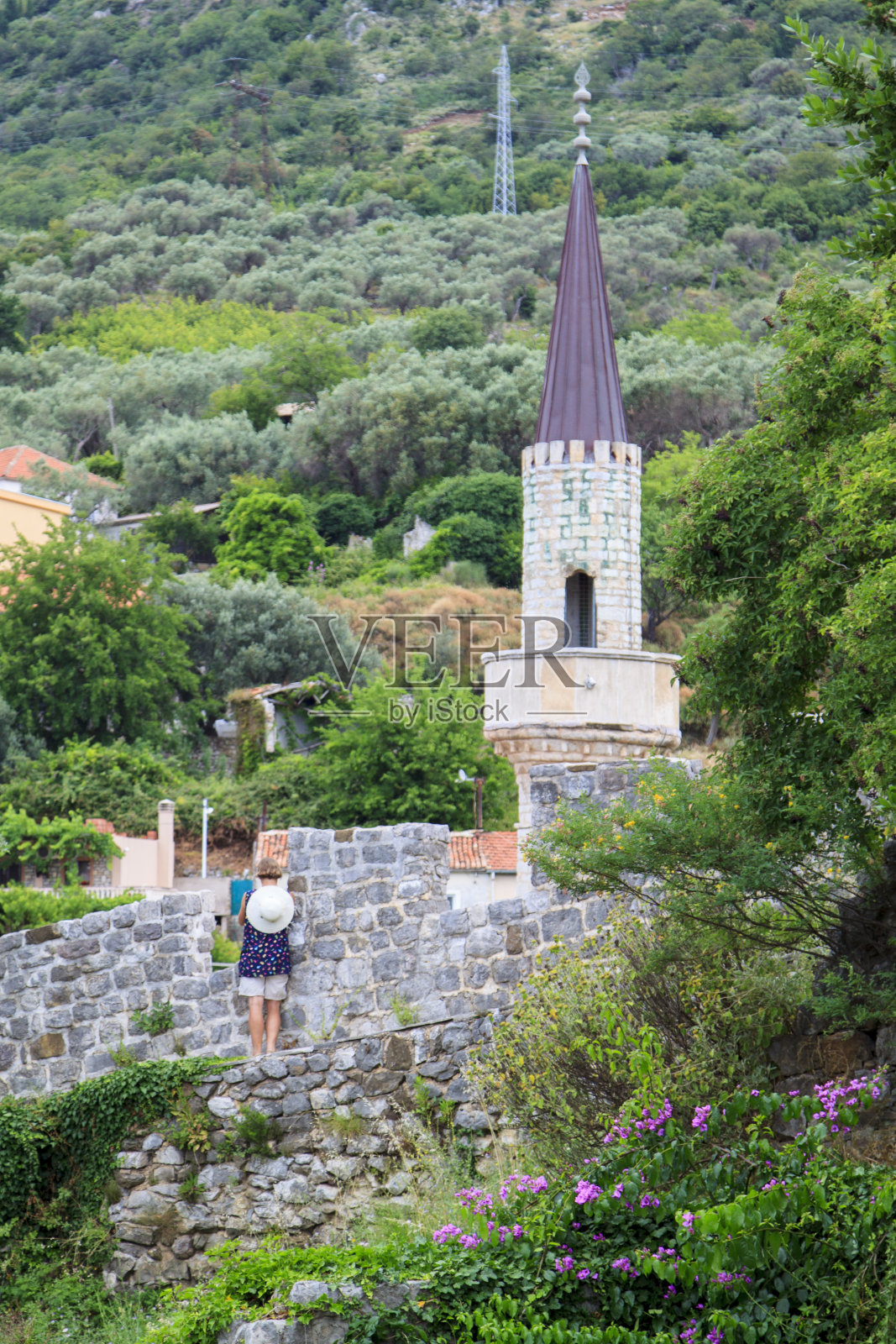 女游客拍摄斯塔里酒吧遗址，古堡垒照片摄影图片