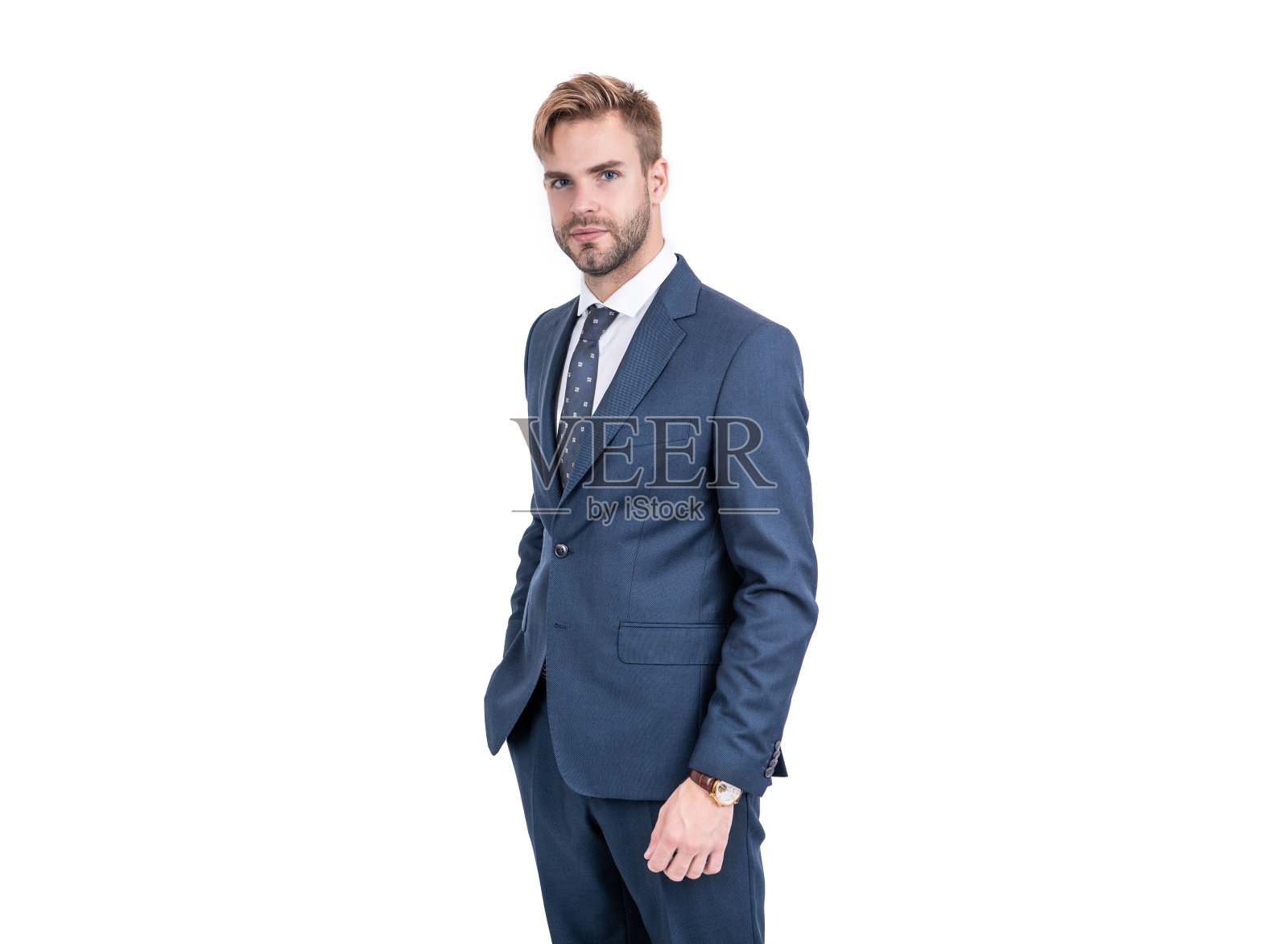完美的办公室和特殊场合。穿着西装的英俊男子，被隔离在白色上。正式的服装。优雅的风格。时尚风格。正装。时尚男装。大忙人的套装。经典的海军照片摄影图片
