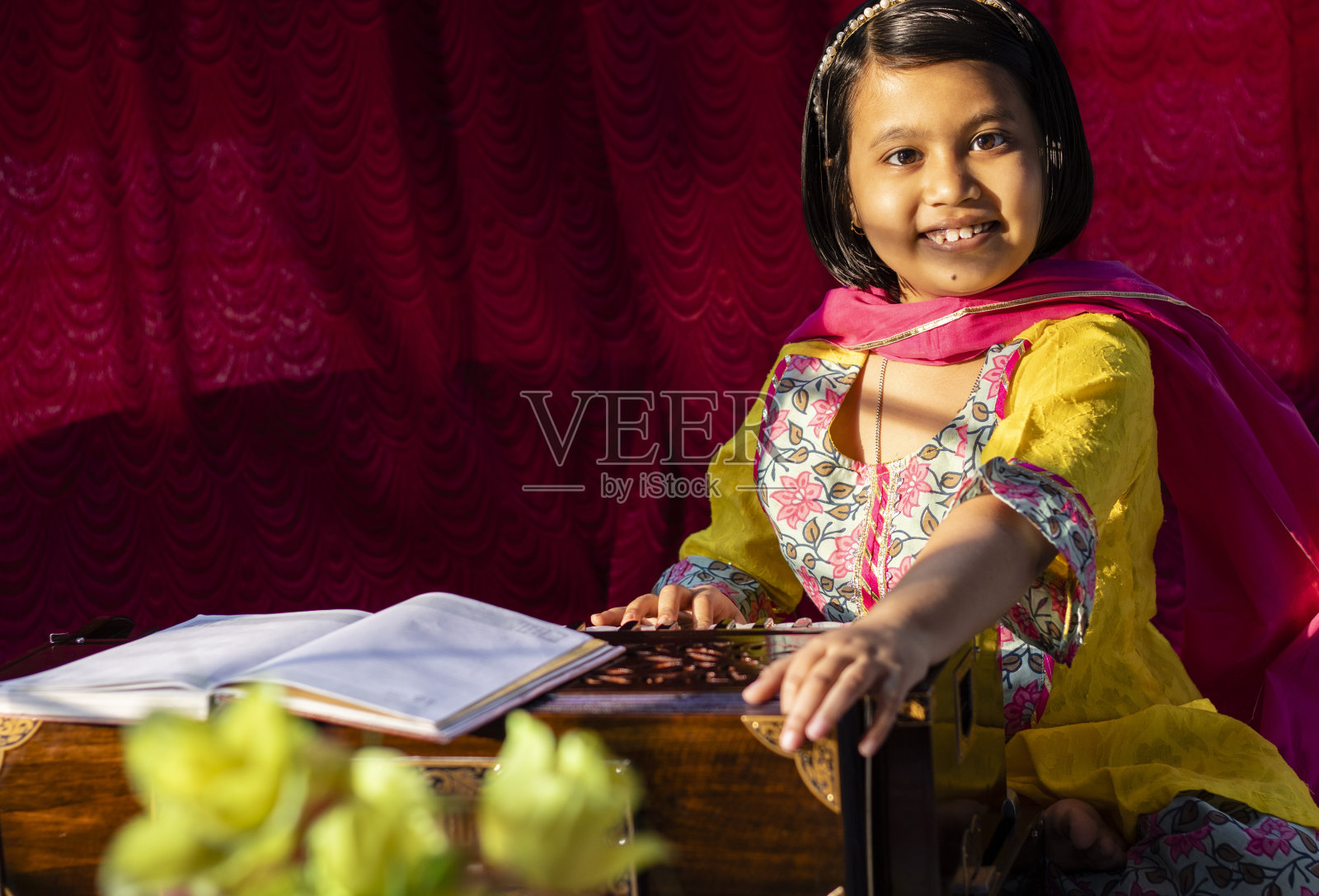 口琴——手工制作的木制乐器照片摄影图片