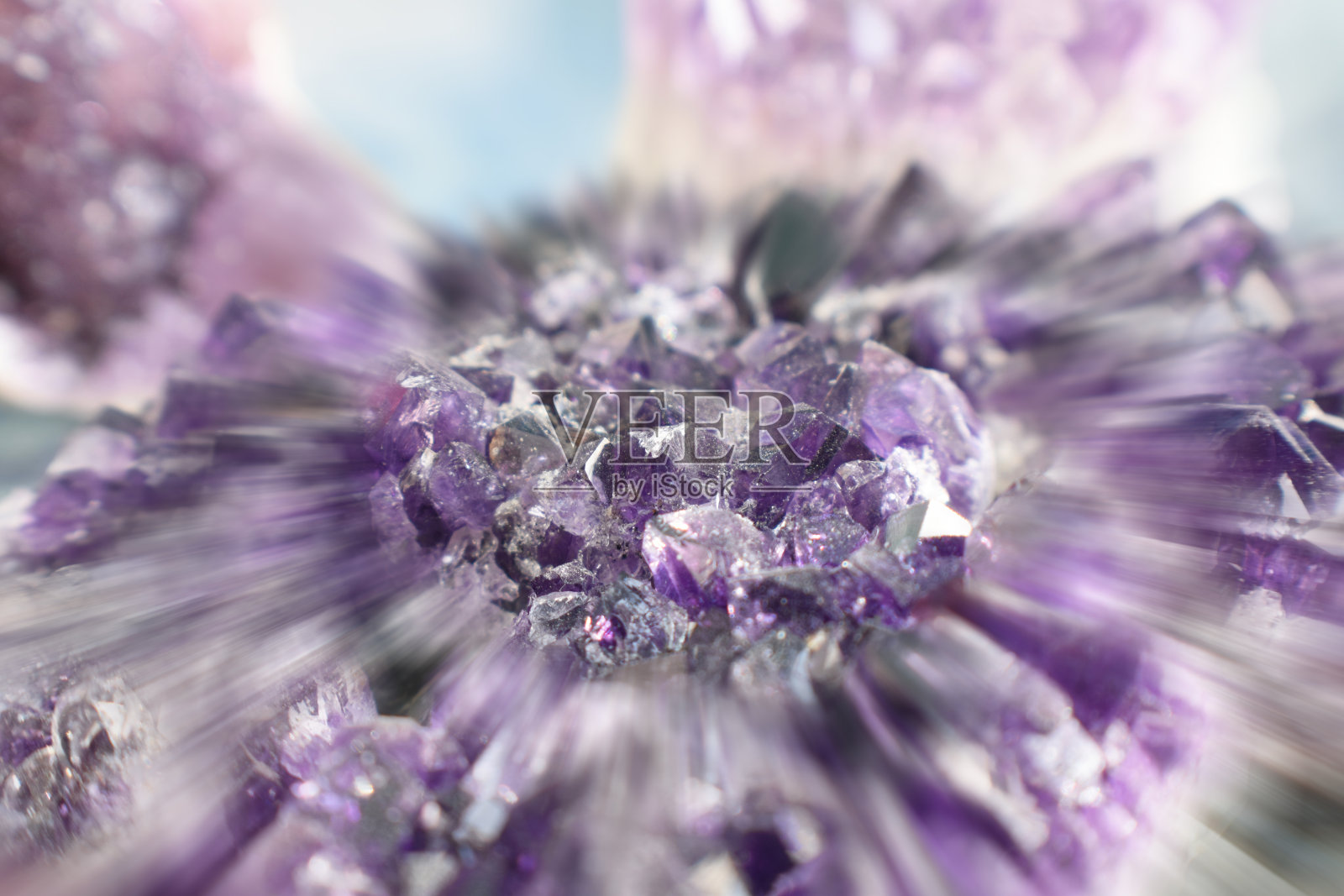 美丽的紫水晶宝石近距离放大爆发效果高质量照片摄影图片