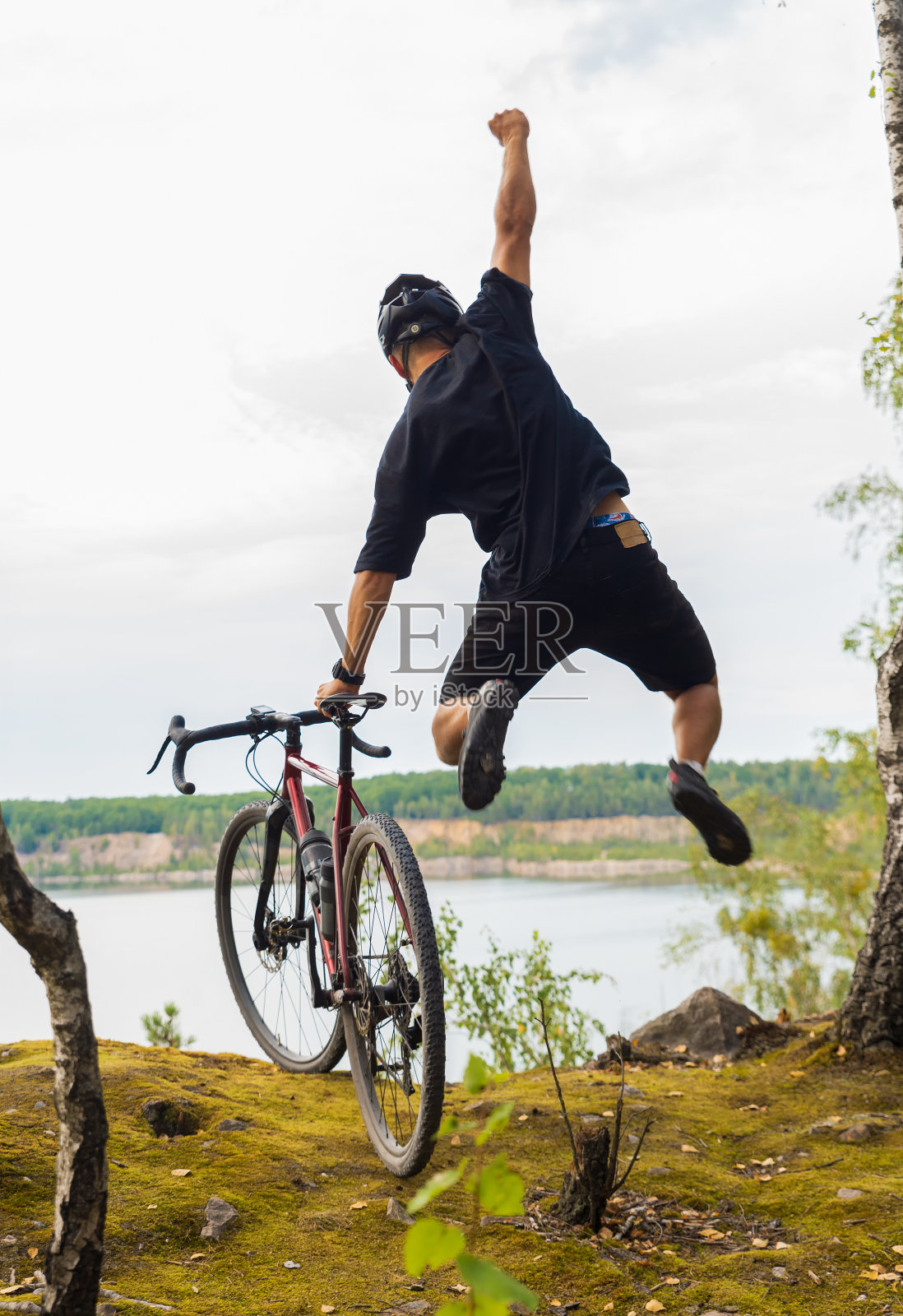 快乐的自行车手庆祝胜利达到目标。运动训练的概念。照片摄影图片
