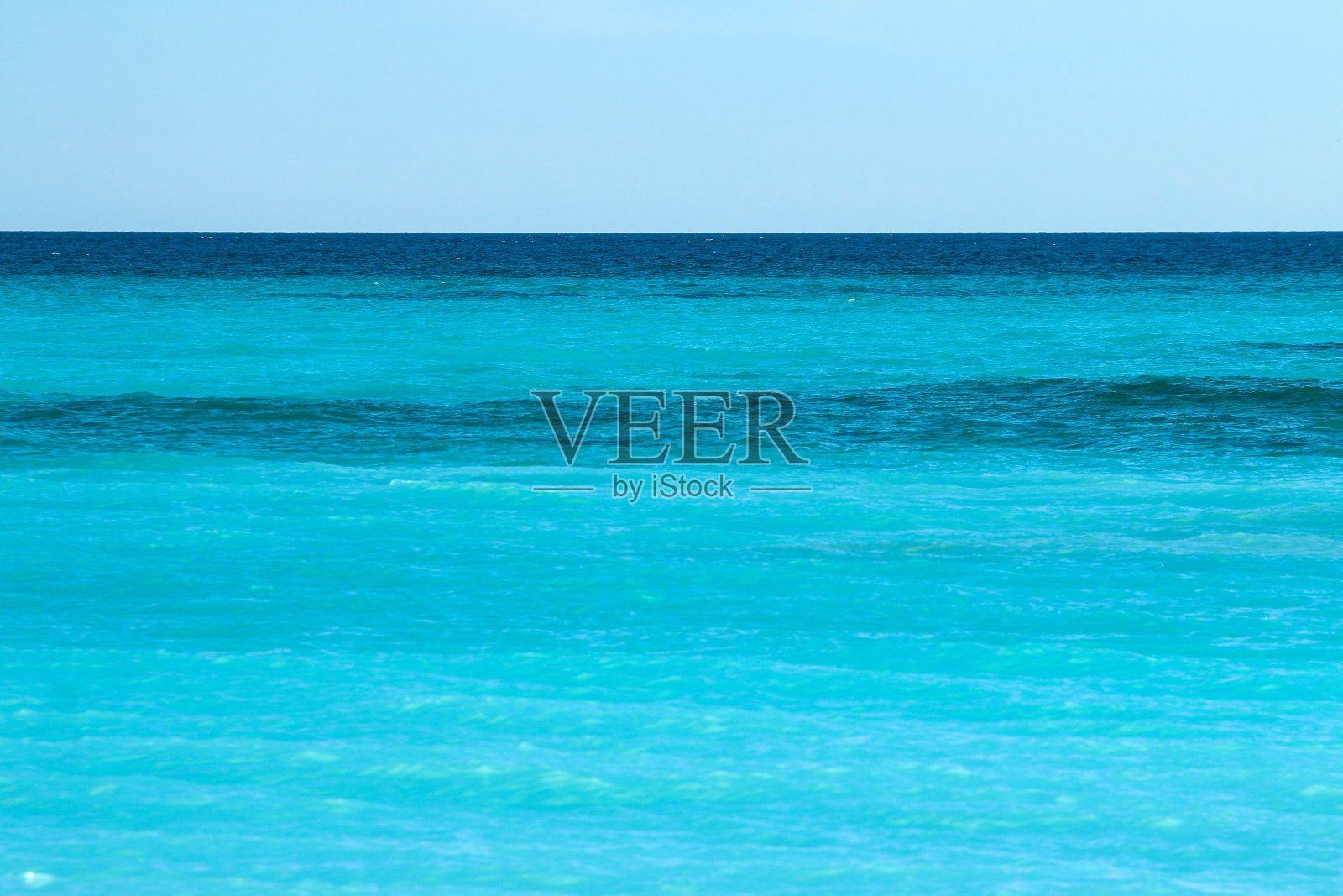 湛蓝的大海和湛蓝的天空照片摄影图片